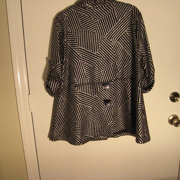Women's Lightweight Abstract Design Flare Jacket - Picture 2 of 4